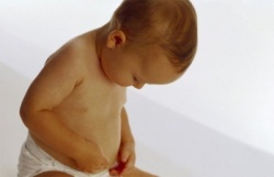 Ребенок трогает себя за половые органы Ребенок трогает себя за половые органы