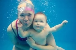 Занятия в бассейне для детей полутора-двух лет Занятия в бассейне для детей полутора-двух лет