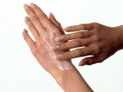 Ежедневный уход за кожей рук мамы Ежедневный уход за кожей рук мамы