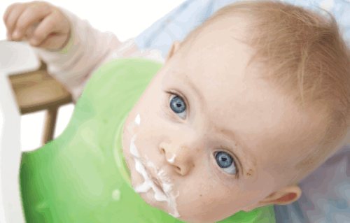 грудничок срыгивает створоженным молоком