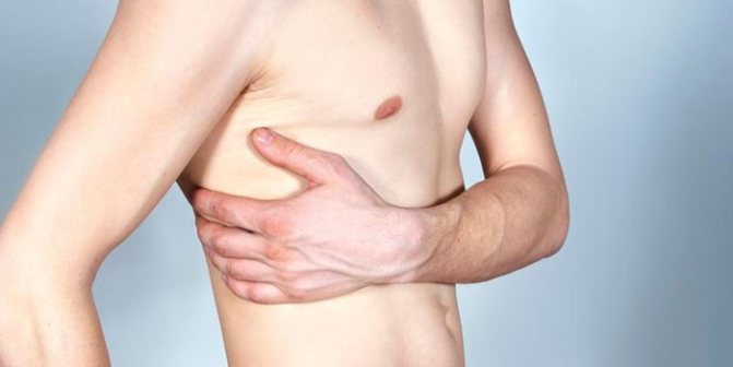 У мужчины болит бок