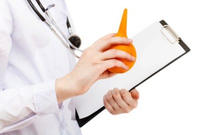 врач держит клизму