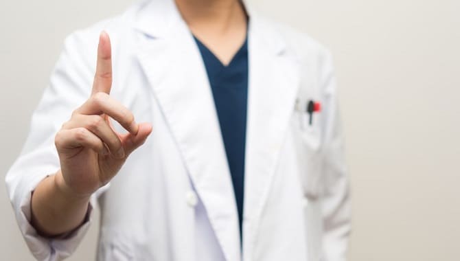 Врач обращает внимание