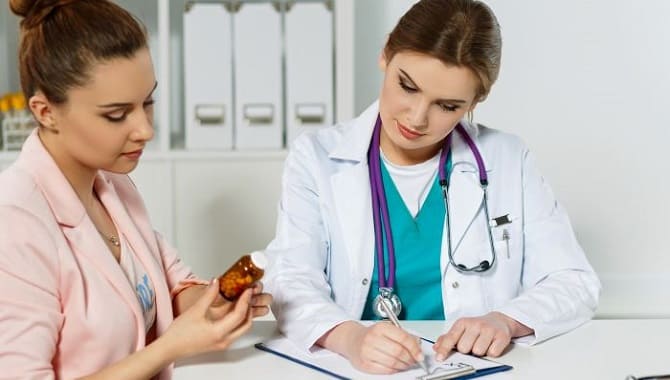 Врач выписывает рецепт