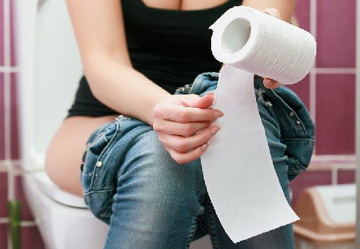 женщина на унитазе